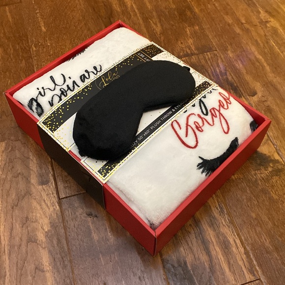 2-piece plush throw and sleep mask gift set NEW - Picture 5 of 6